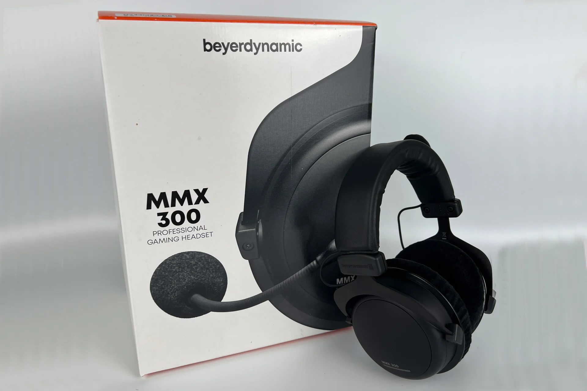 Screenshot of gaming headset software interface showing EQ and microphone settings.