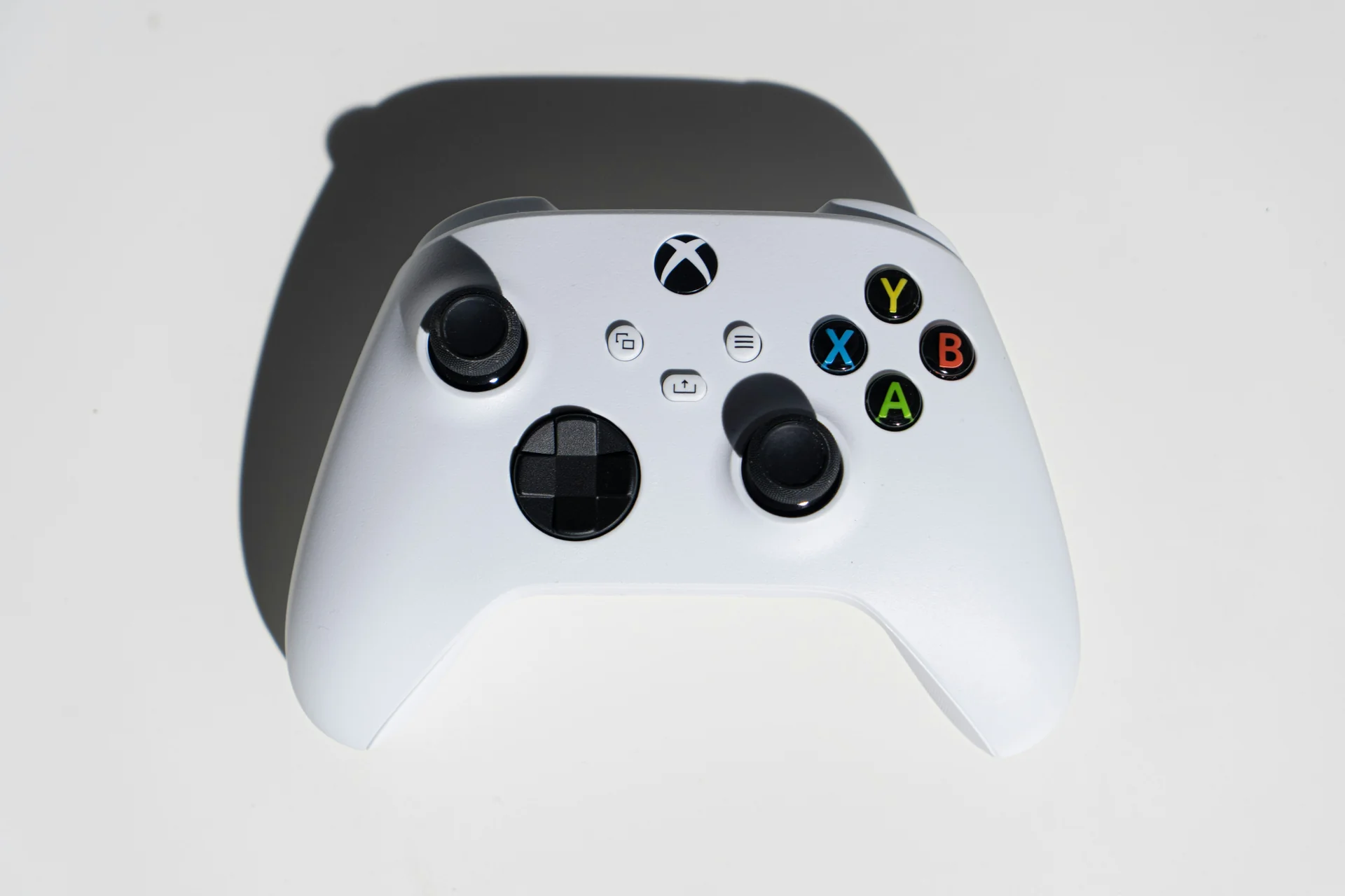 Comparison of ergonomic grips and interchangeable components between the DualSense Edge and Xbox Elite Series 3.